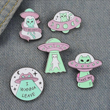 Load image into Gallery viewer, ufo cat pin
